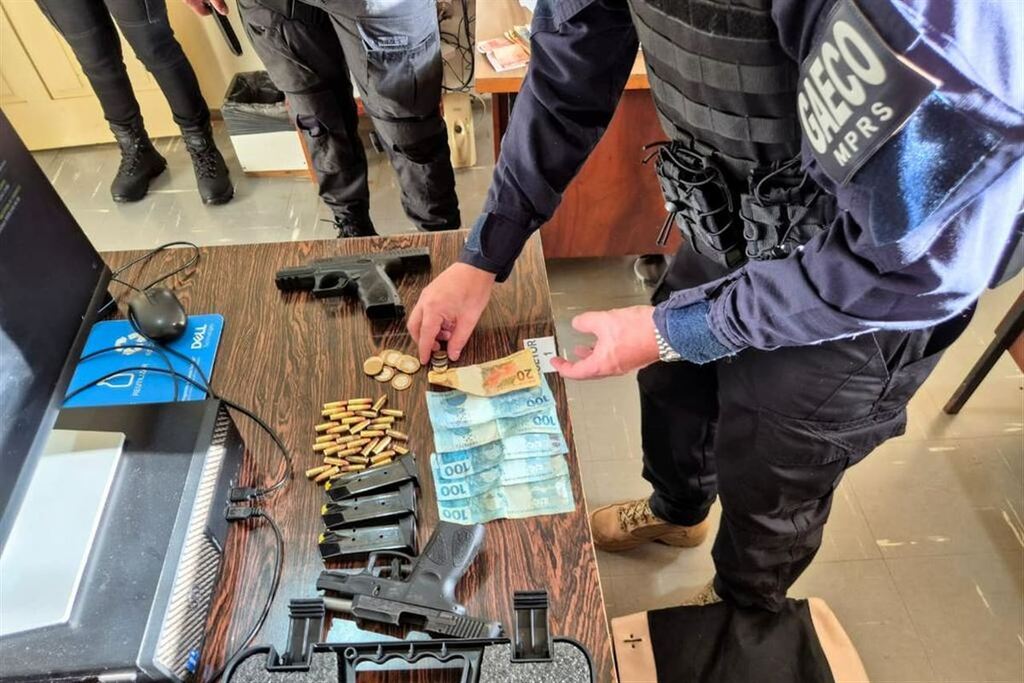 Operação no Noroeste e em município da região mira servidores ligados a organização criminosa