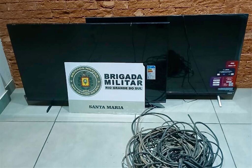 título imagem Homem é flagrado descendo de telhado durante furto e acaba preso em Santa Maria