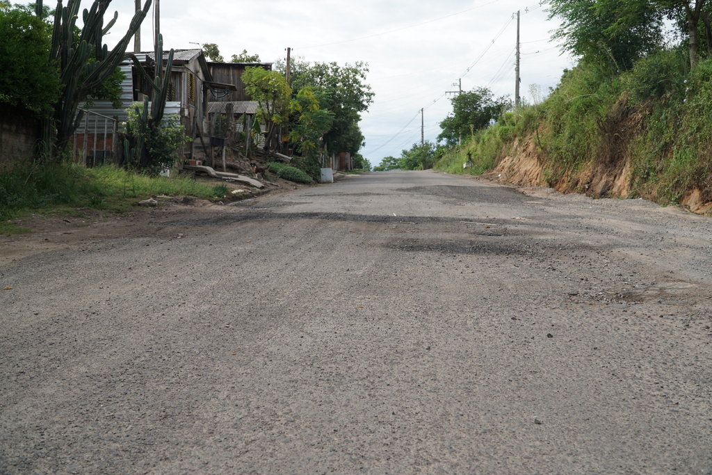 Operação tapa-buracos melhora temporariamente trecho da Rua José Barin após mobilização de moradores
