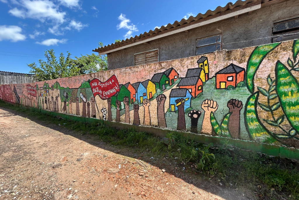 Vila Resistência celebra 9 anos com inauguração de escola comunitária construída em mutirão
