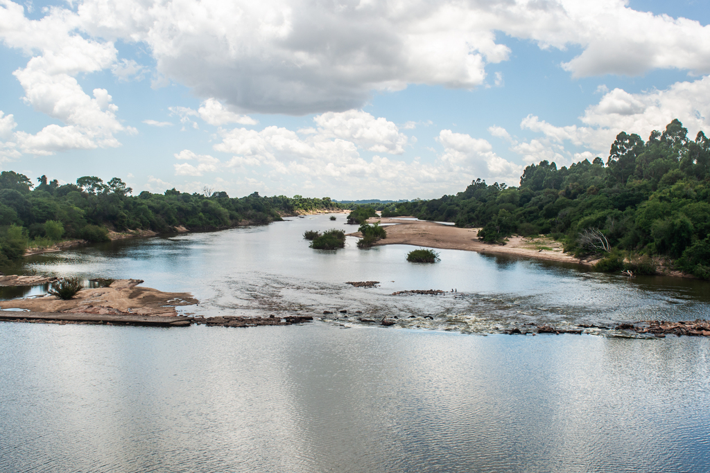 Primeiro boletim de balneabilidade da temporada aponta três pontos impróprios para banho na Região Central