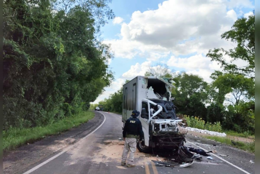 Colisão entre dois caminhões deixa motorista morto na BR-287 em Unistalda