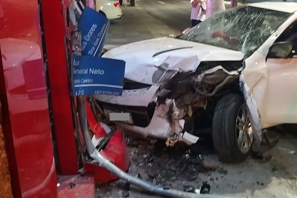 título imagem Condutora embriagada e sem CNH perde controle de veículo e atinge duas lojas na Avenida Dores