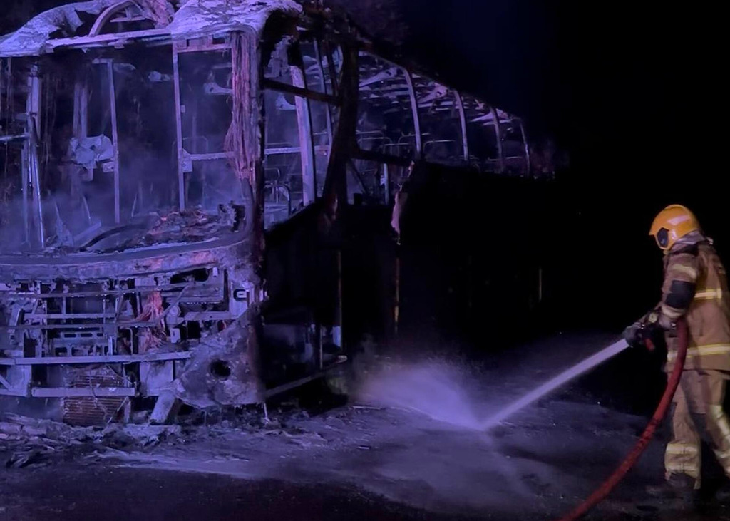 Ônibus com 22 adolescentes de time de vôlei escolar pega fogo na BR-158