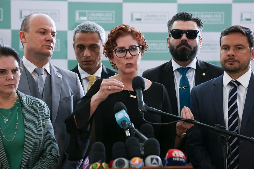 Carla Zambelli entrega carta de renúncia ao mandato de deputada federal