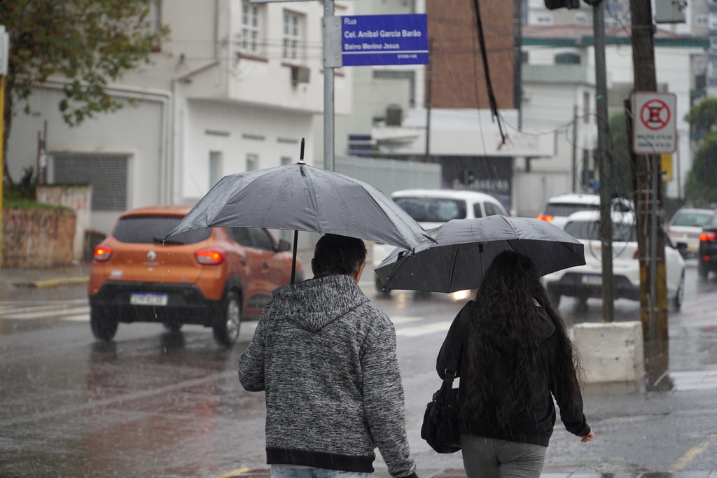 Após amanhecer ensolarado, segunda-feira deve registrar chuva forte em Santa Maria e região
