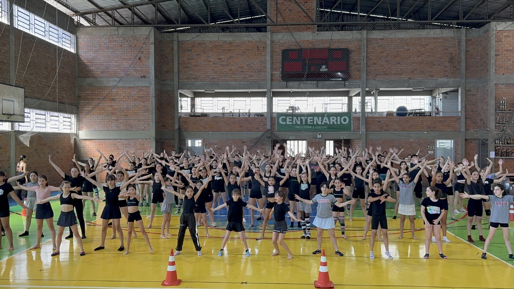 Com 250 bailarinos em cena, ​Integração e Arte Estúdio de Dança celebra 20 anos