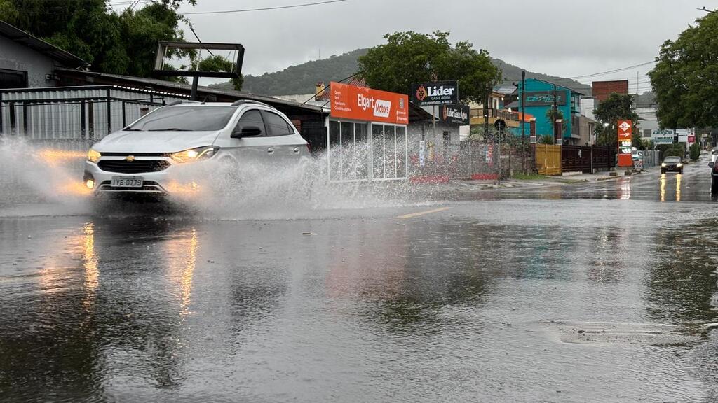 Chuva forte, vento e granizo atingem Santa Maria e região nesta segunda