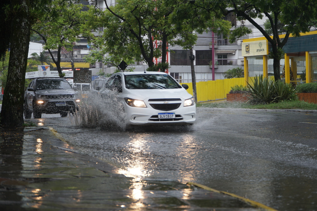 Temporais causam estragos na Região Central e em outras áreas do RS; há registros de alagamentos, destelhamentos e falta de energia