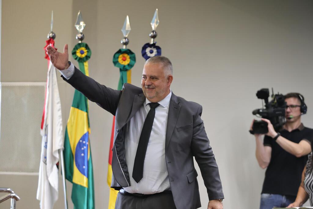 “Nada de anormal, nada de ilegal, nada de imoral”, diz Admar Pozzobom sobre nomeação da esposa na prefeitura