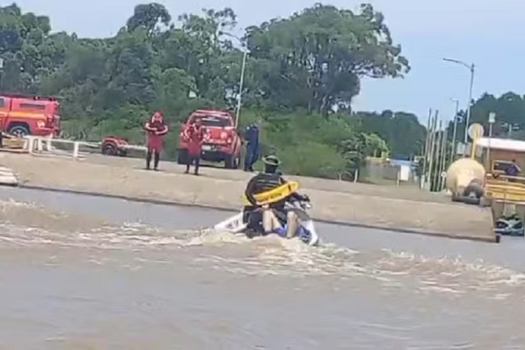 Homem é resgatado com vida após passar mais de 17 horas à deriva em lagoa no litoral do Estado