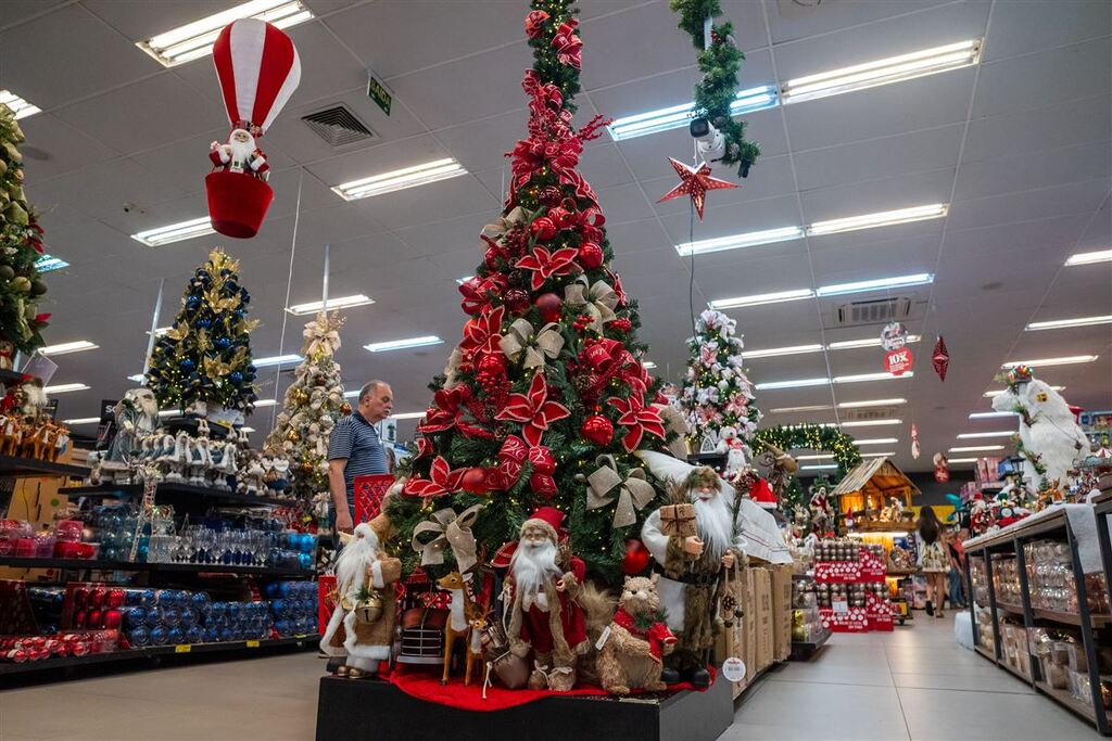 Do rústico ao elaborado, árvores de Natal acompanham o ritmo do fim de ano