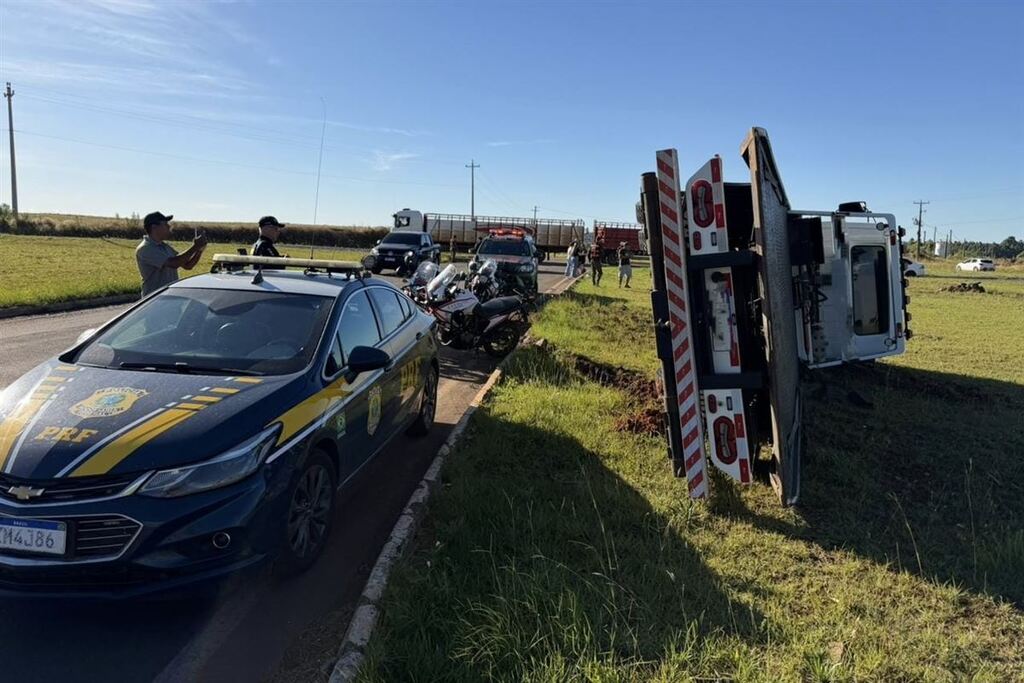 Colisão entre carro e caminhão é registrada na BR-287, em Santiago