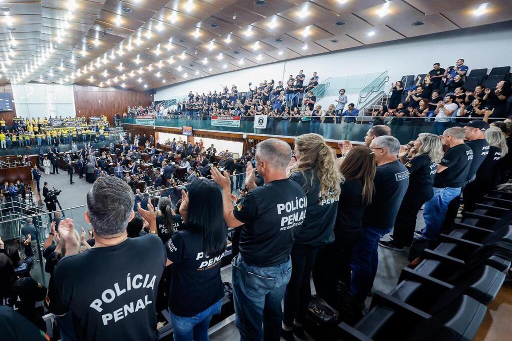 Sob protesto de servidores, deputados aprovam o Estatuto da Polícia Penal gaúcha