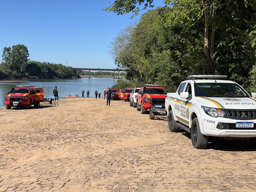 título imagem Buscas por desaparecidos completam 48 horas e são suspensas mais uma vez em Dona Francisca