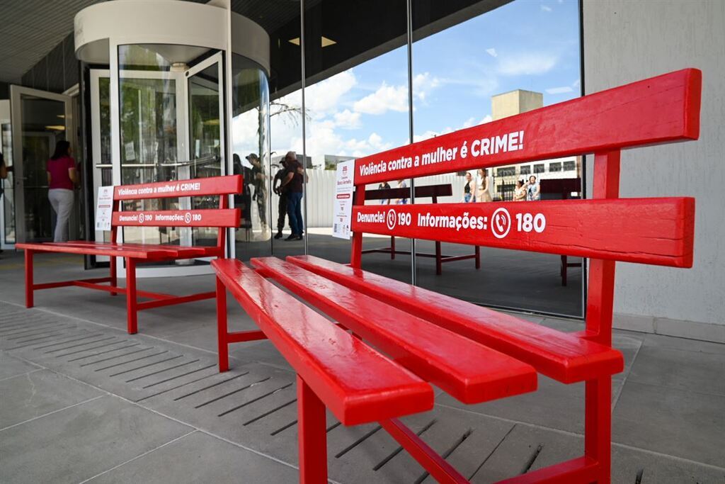 Ulbra inaugura Banco Vermelho e reforça alerta contra a violência de gênero em Santa Maria