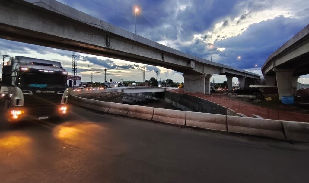 Foto Deni Zolin - Um dos principais gargalos da obra é a trincheira do trevo da Uglione, que ainda não foi concluída.