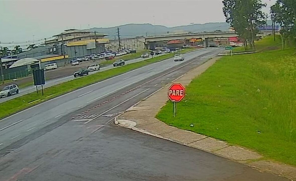 VÍDEO: Carga traseira se solta de caminhão e causa transtorno no trânsito em Santa Maria