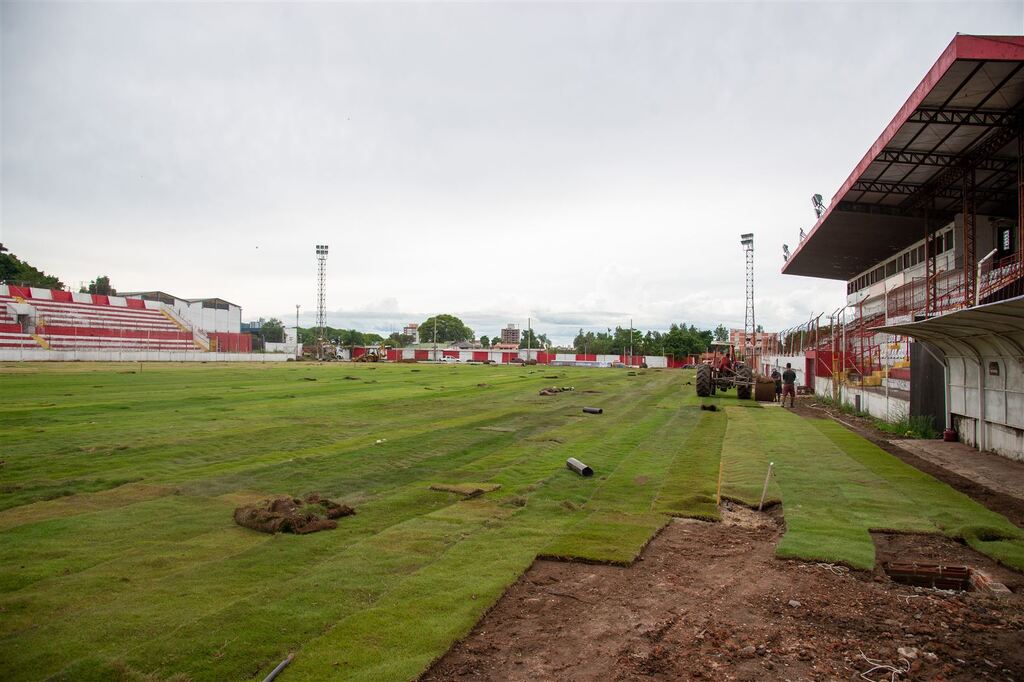 Foto: Vinicius Becker - Grama zeon chegou a Santa Maria na quinta-feira (18). Obras devem ser concluídas até o dia 5 de janeiro. Primeiro jogo em casa será dia 14 ou 15 do próximo mês