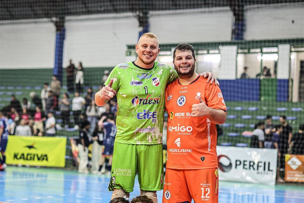 Foto: Gabriel Haesbaert (Minha Foto Em Jogo) - Rafael Vermelho (à esquerda) e Edinho (à direita) estão organizando evento que arrecada brinquedos