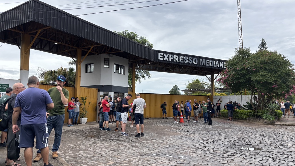 Foto: Rian Lacerda (Diário) - Motoristas e cobradores permanecem concentrados em frente à garagem da Expresso Medianeira, a principal empresa de transporte coletivo urbano de Santa Maria.