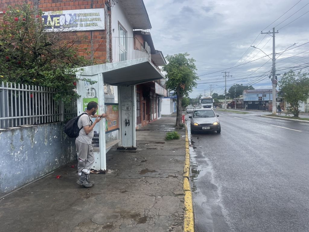 Sem transporte coletivo, passageiros enfrentam espera e alto custo de aplicativo