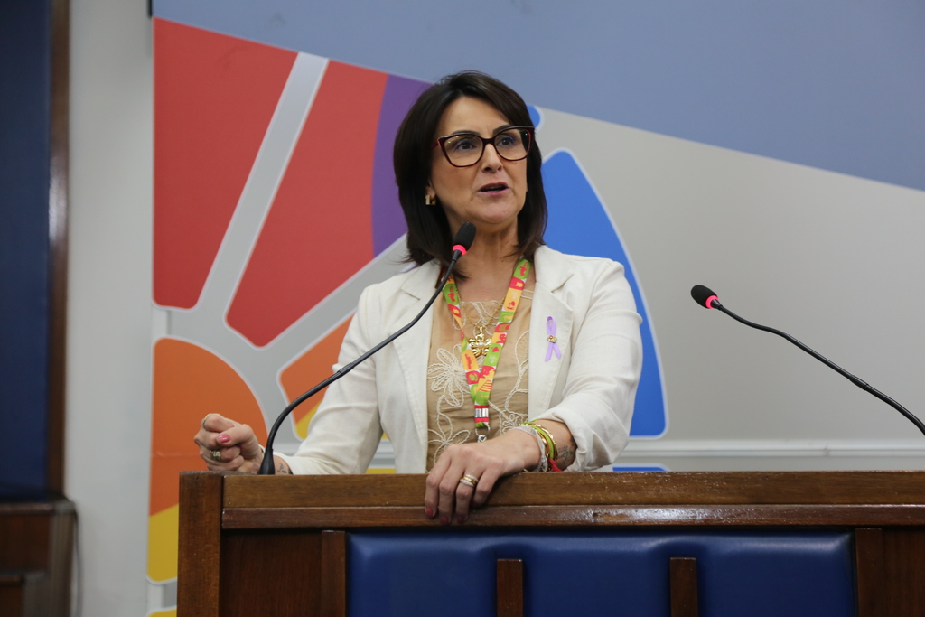 “A violência doméstica não vai ser vencida só com polícia e Judiciário”, alerta secretária estadual da Mulher em discurso na Câmara de Vereadores