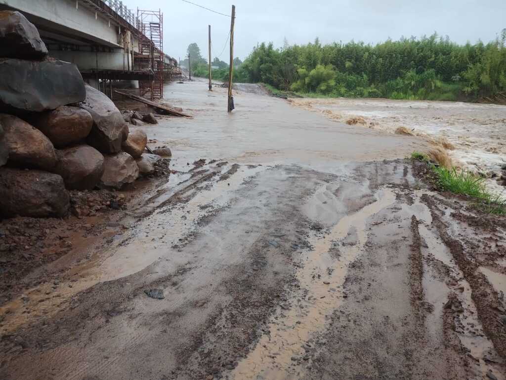Chuva causa bloqueio na ERS-348 em Faxinal do Soturno