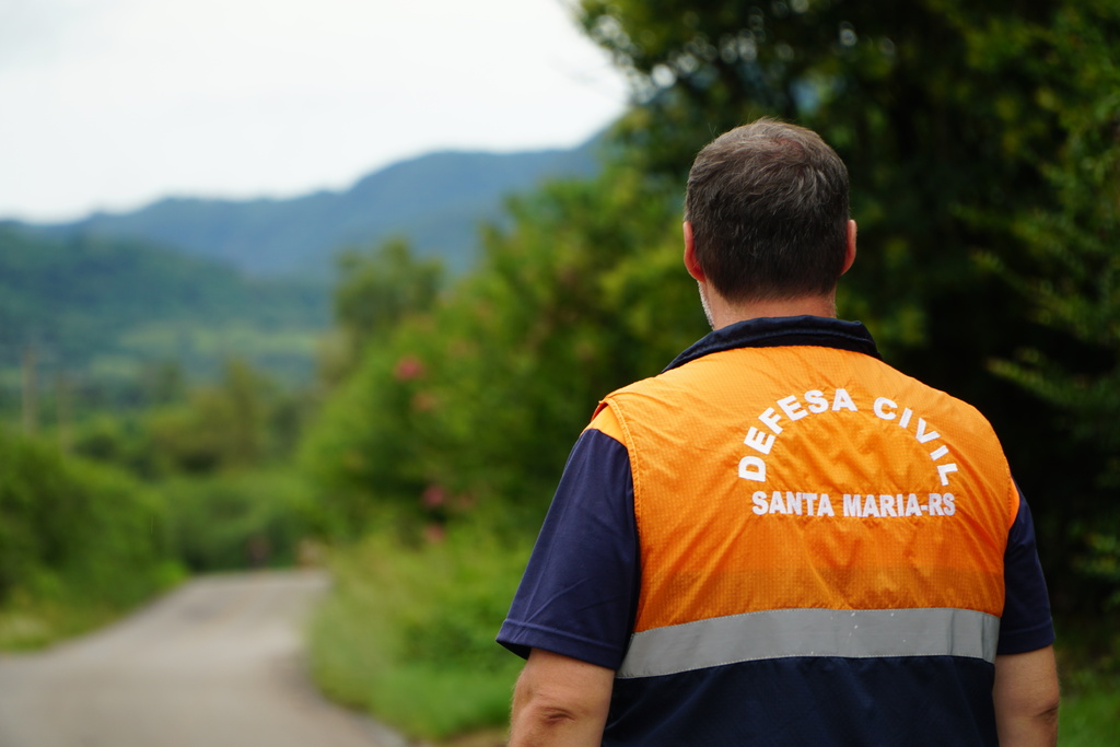 Defesa Civil eleva Santa Maria para alerta laranja; chuva causa alagamentos e destrói cabeceira de ponte no interior