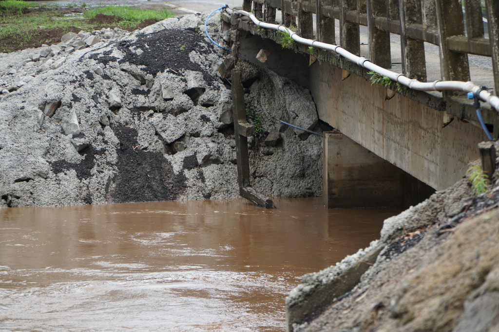 Trânsito na ERS-511 é liberado após vistoria em ponte com cabeceira danificada em Santa Maria