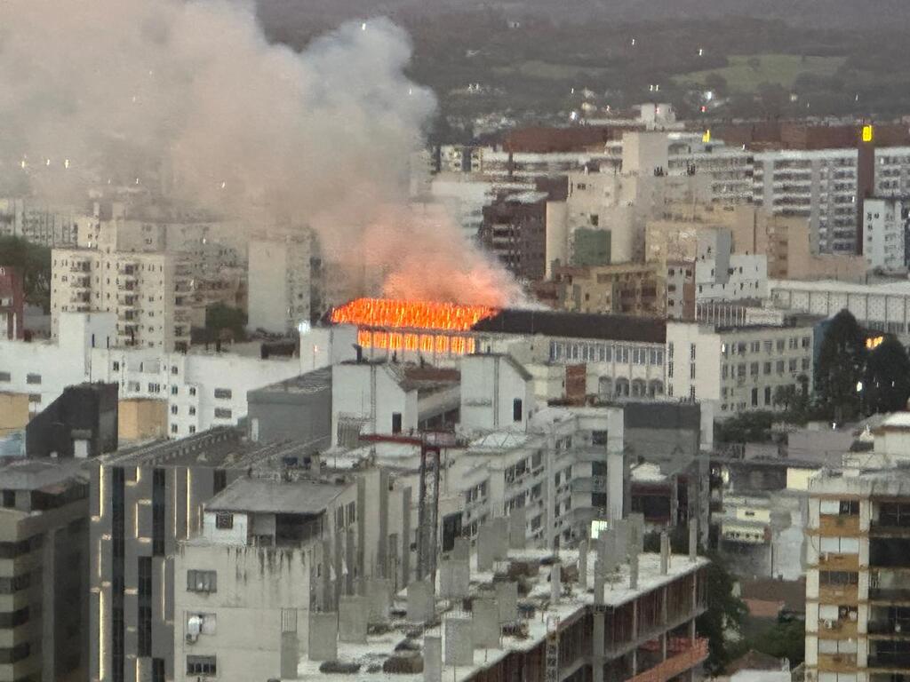 Incêndio de grandes proporções atinge o Colégio Marista Santa Maria