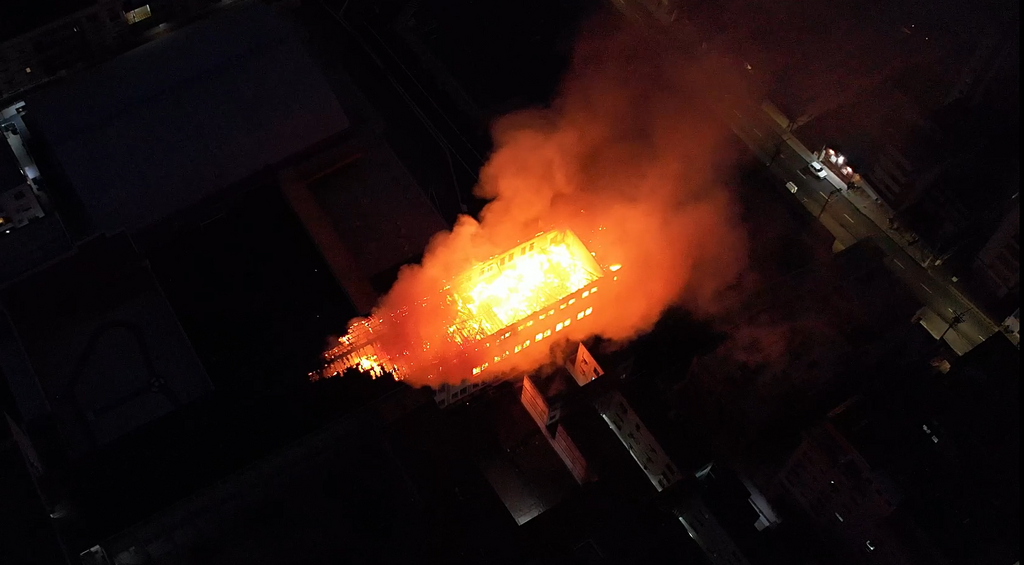 VÍDEO: Prédios próximos ao Colégio Marista são evacuados após instituição pegar fogo na região central de Santa Maria