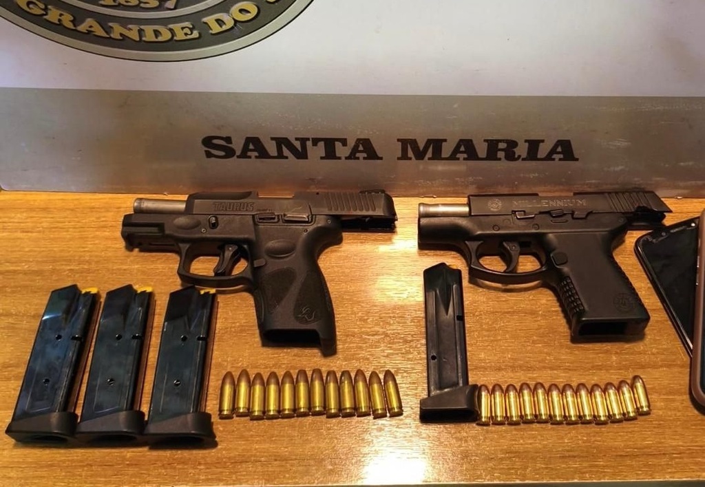 título imagem Casal é preso por porte ilegal de arma de fogo em bairro de Santa Maria