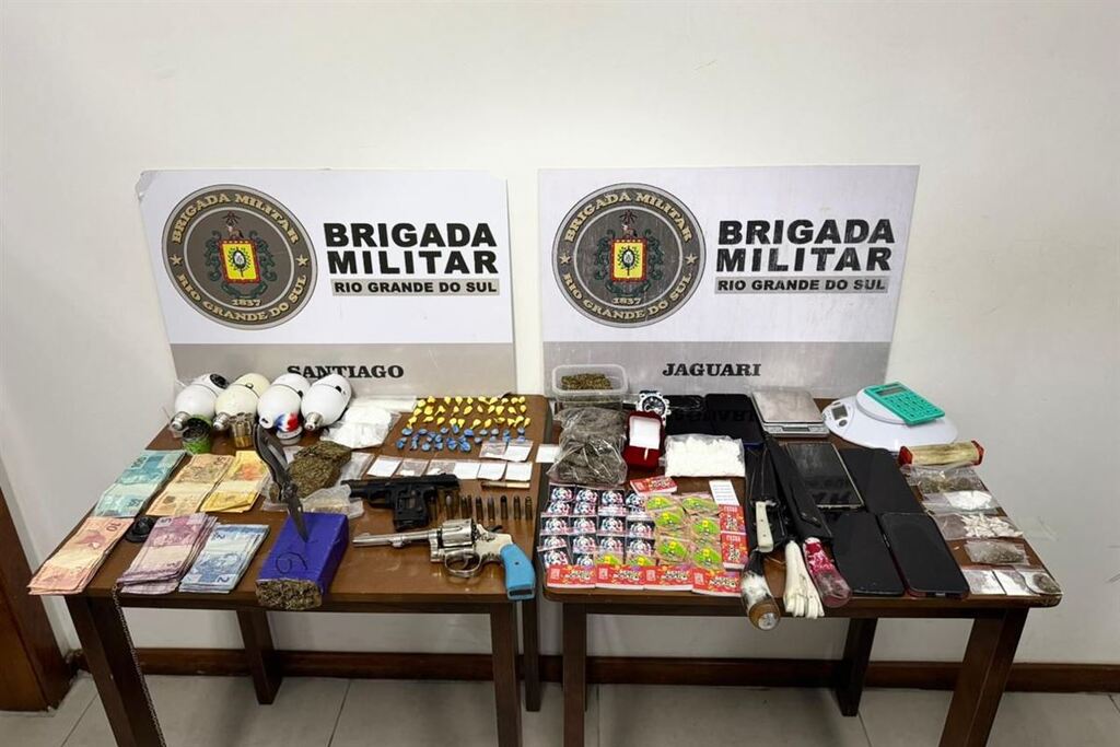 Duas mulheres são presas e Brigada Militar apreende drogas, armas e dinheiro em Jaguari