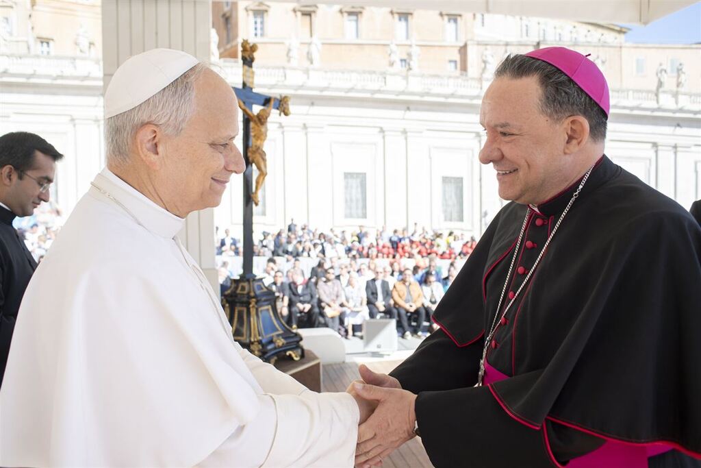 Foto: Vaticano News (Divulgação) - Dom Leomar Brustolin encontra pessoalmente o Papa Leão XIV já no novo pontificado, durante o Jubileu dos Catequistas, em Roma.