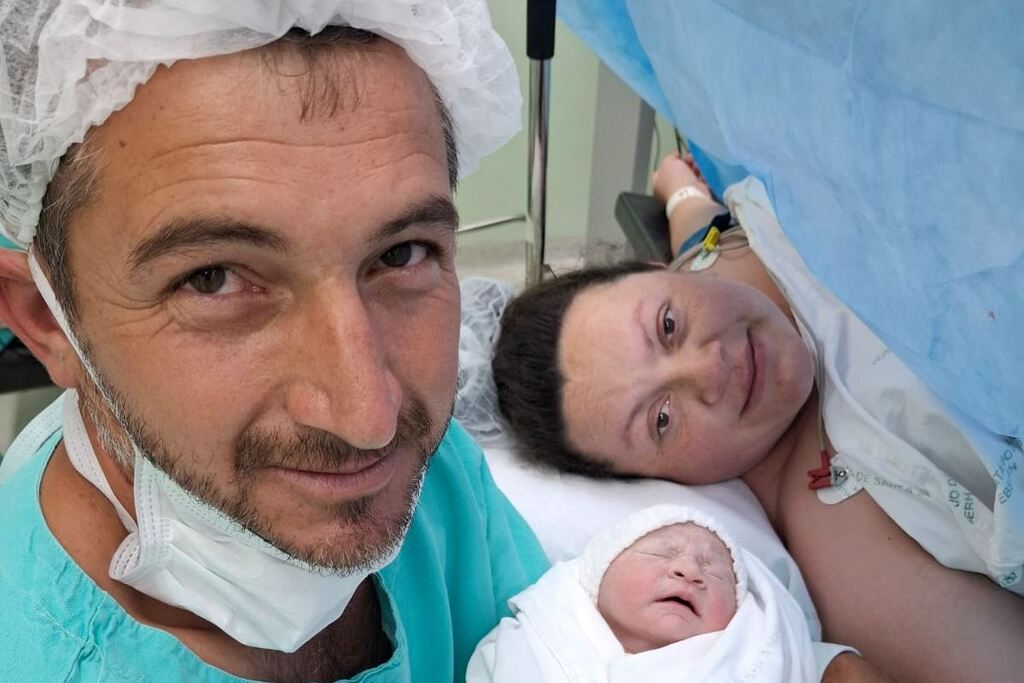 Arquivo Pessoal - Pai Jerri Rodrigues e a mãe, Angelica da Rosa, posam ao lado da nova integrante da família