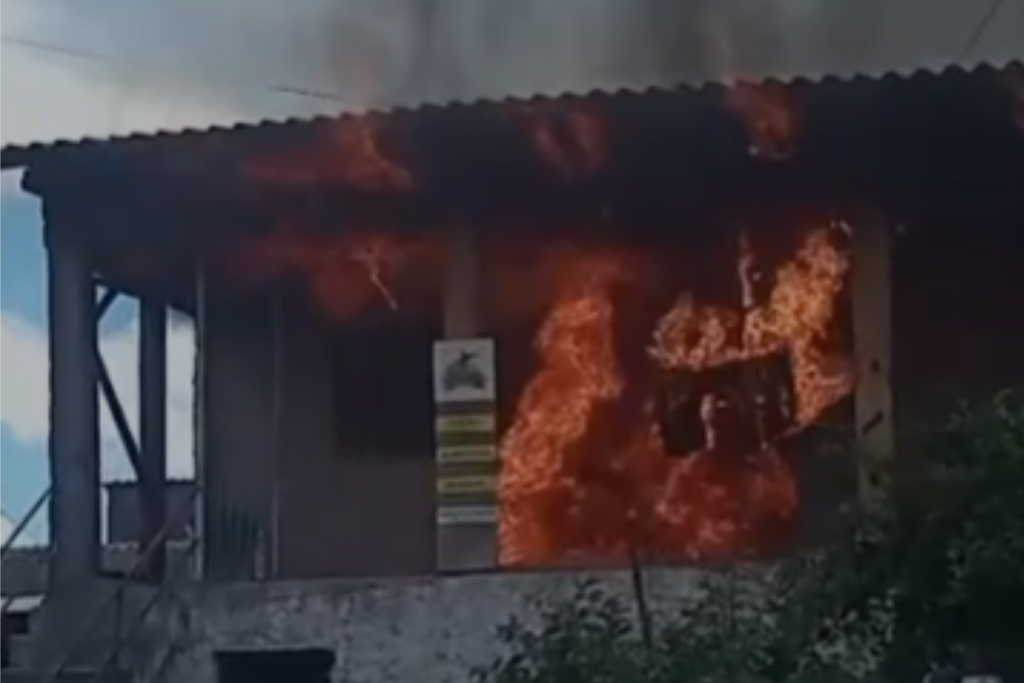 Incêndio destrói casa de líder comunitário no Bairro Nova Santa Marta, em Santa Maria