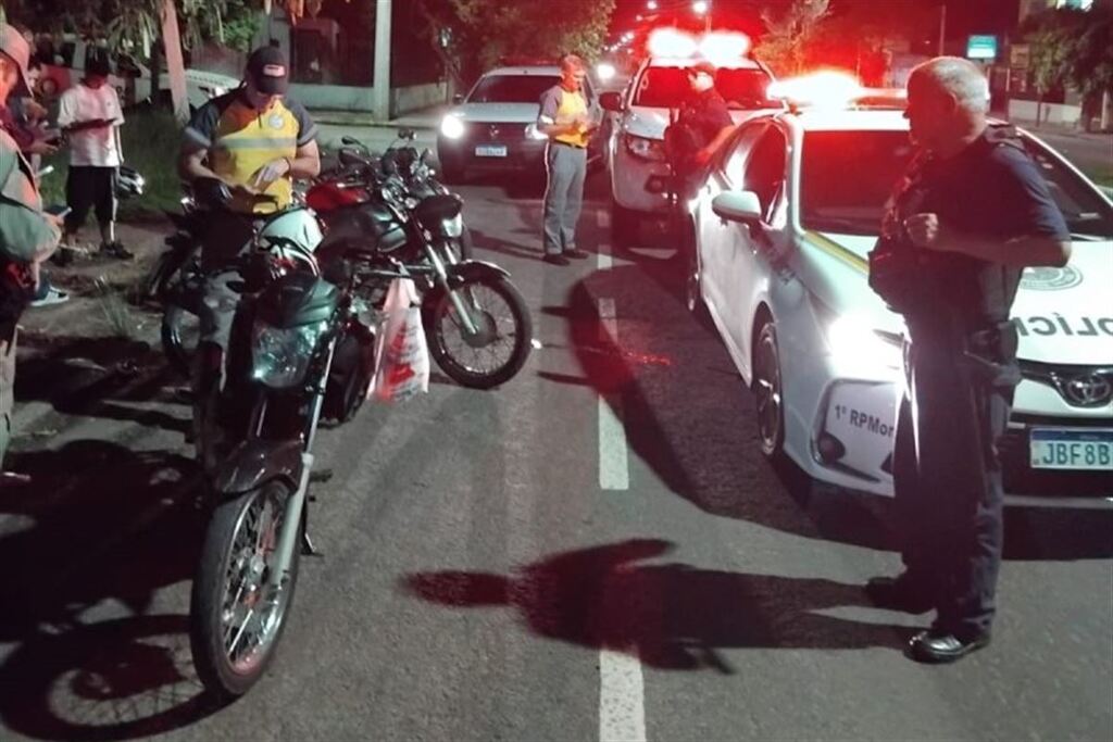 Operação durante a madrugada fiscaliza veículos e aplica autuações em Santa Maria