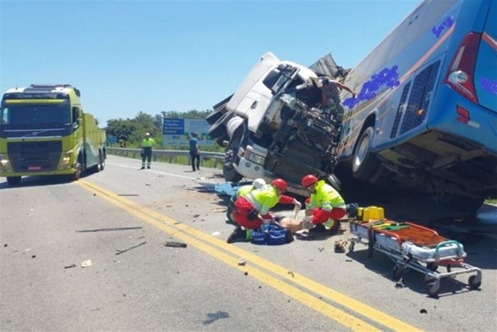 Colisão entre carreta e ônibus deixa seis mortos na BR-116, no Sul do Estado