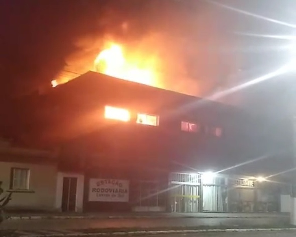 Novo incêndio: moradores e funcionários evitam destruição total de prédio da rodoviária e farmácia em cidade da Região Central