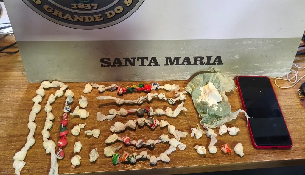 Dupla é presa com quase 80 porções de cocaína em Santa Maria