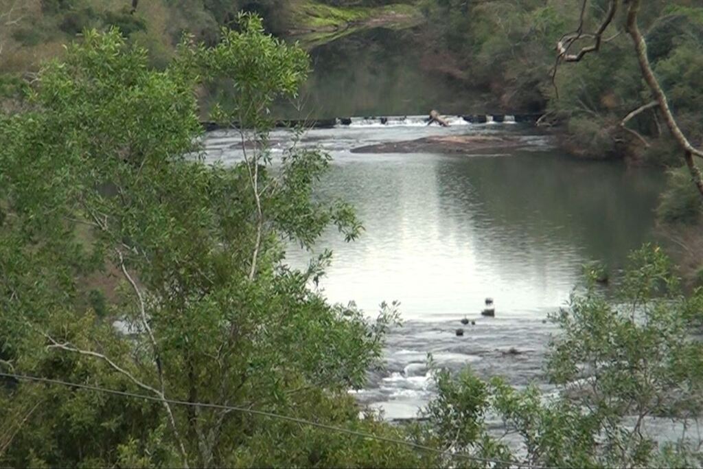 Bombeiros fazem buscas a homem que desapareceu após entrar em balneário da região