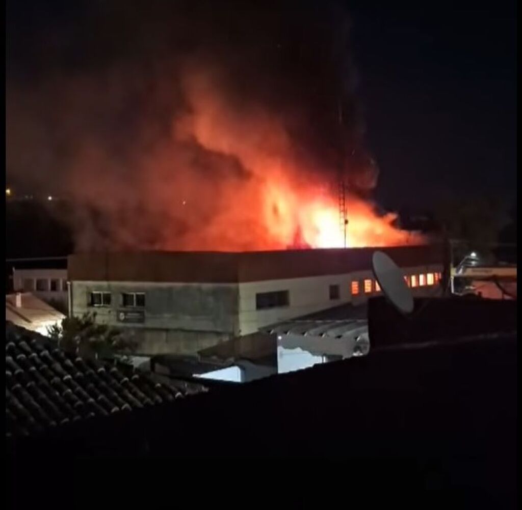 Curto-circuito é a principal suspeita de incêndio que atingiu prédio de rodoviária e outros serviços em cidade da região