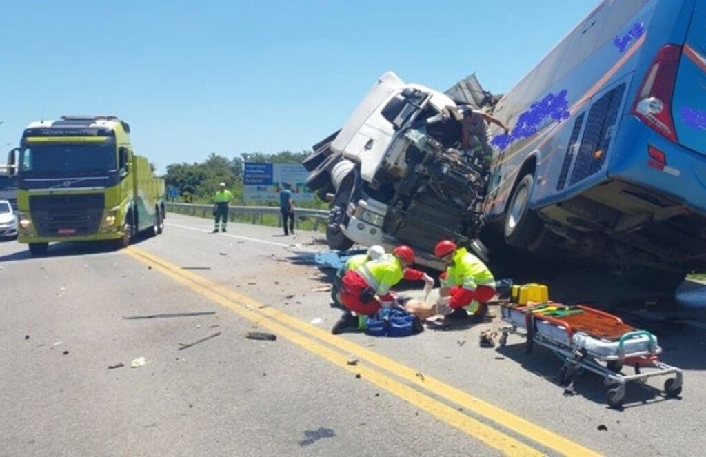 Acidente com 11 mortos no sul do Estado teria sido provocado por distração de motorista de caminhão
