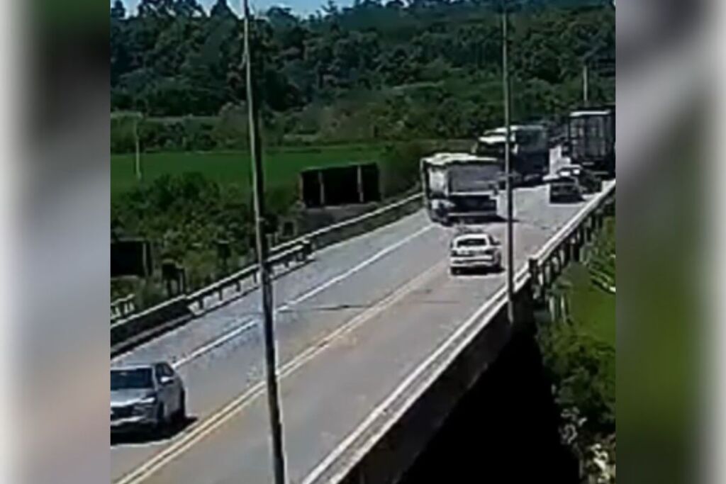 Acidente com 11 mortos no sul do Estado teria sido provocado por distração de motorista de caminhão