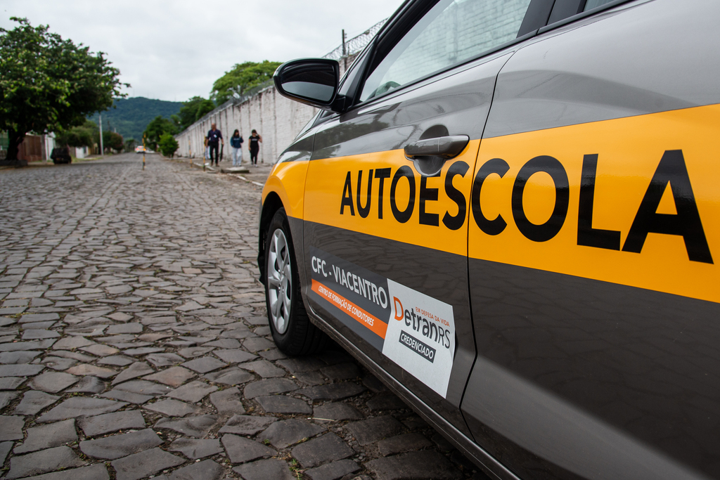 Etapa teórica sem carga horária definida e redução de aulas práticas: novas regras da CNH entram em vigor no RS