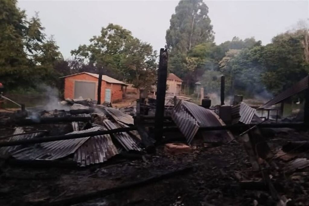 Incêndio de grandes proporções destrói galpão e estufas de fumo em cidade da Quarta Colônia