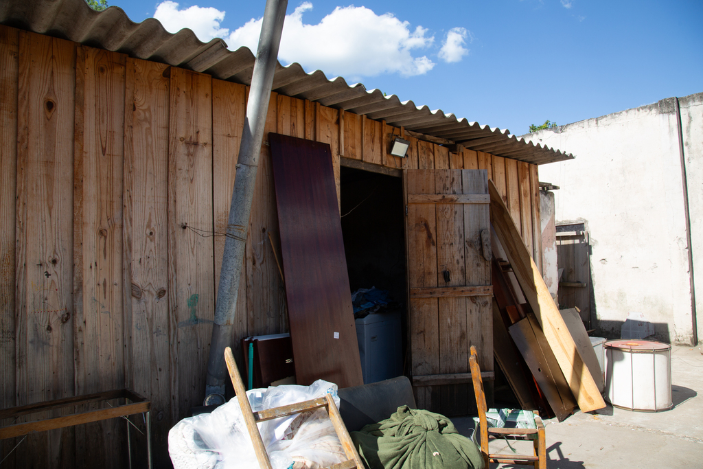 “Aqui tem história”: desocupação anunciada pela prefeitura preocupa escola de samba e recicladores que ocupam prédio do Km 2