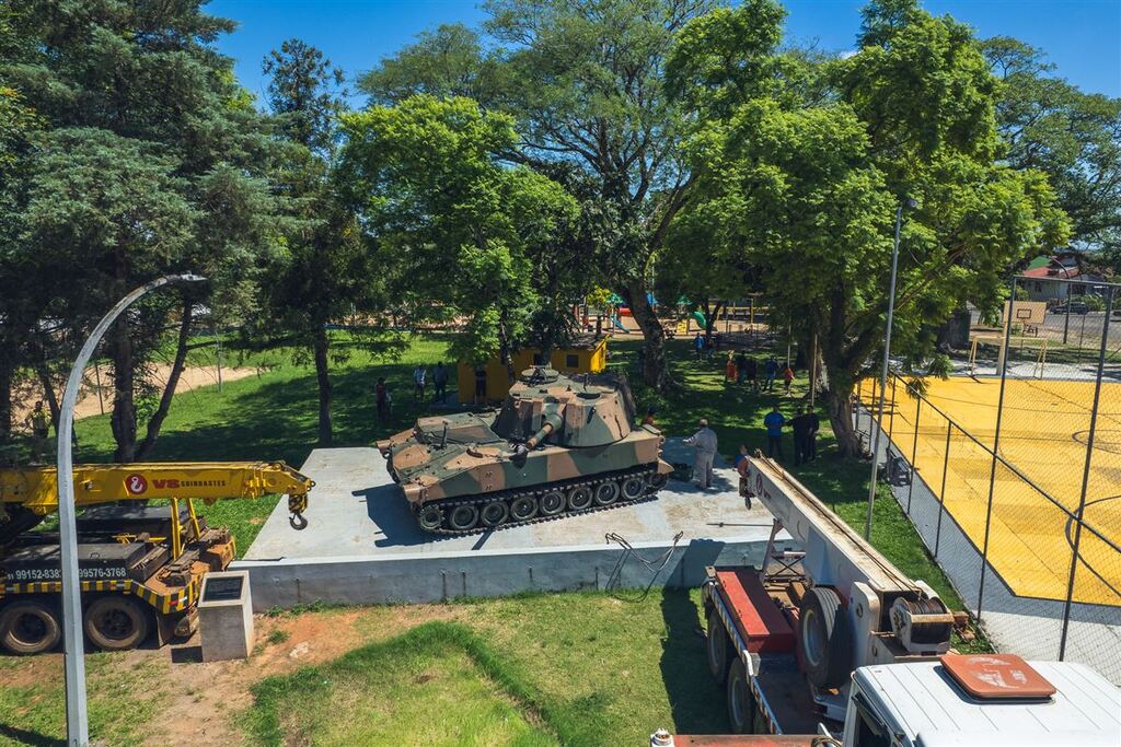 Blindado histórico é instalado em praça central e vira novo marco de Tupanciretã