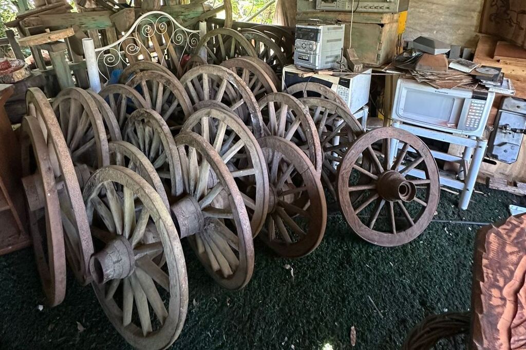 Polícia Civil recupera rodas de carroça e ferro furtados de propriedades rurais da região